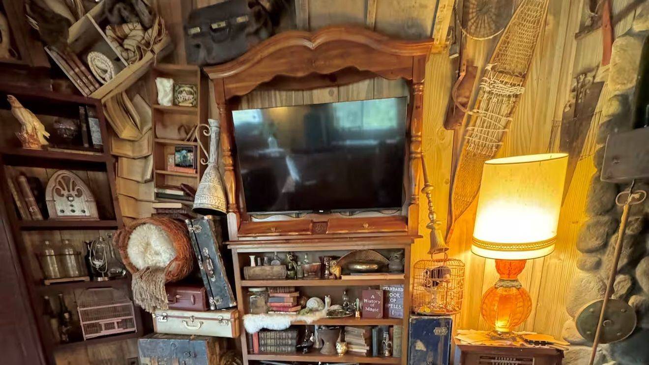 her-hut-is-a-replica-from-harry-potter-the-inside-is-spectacular-11