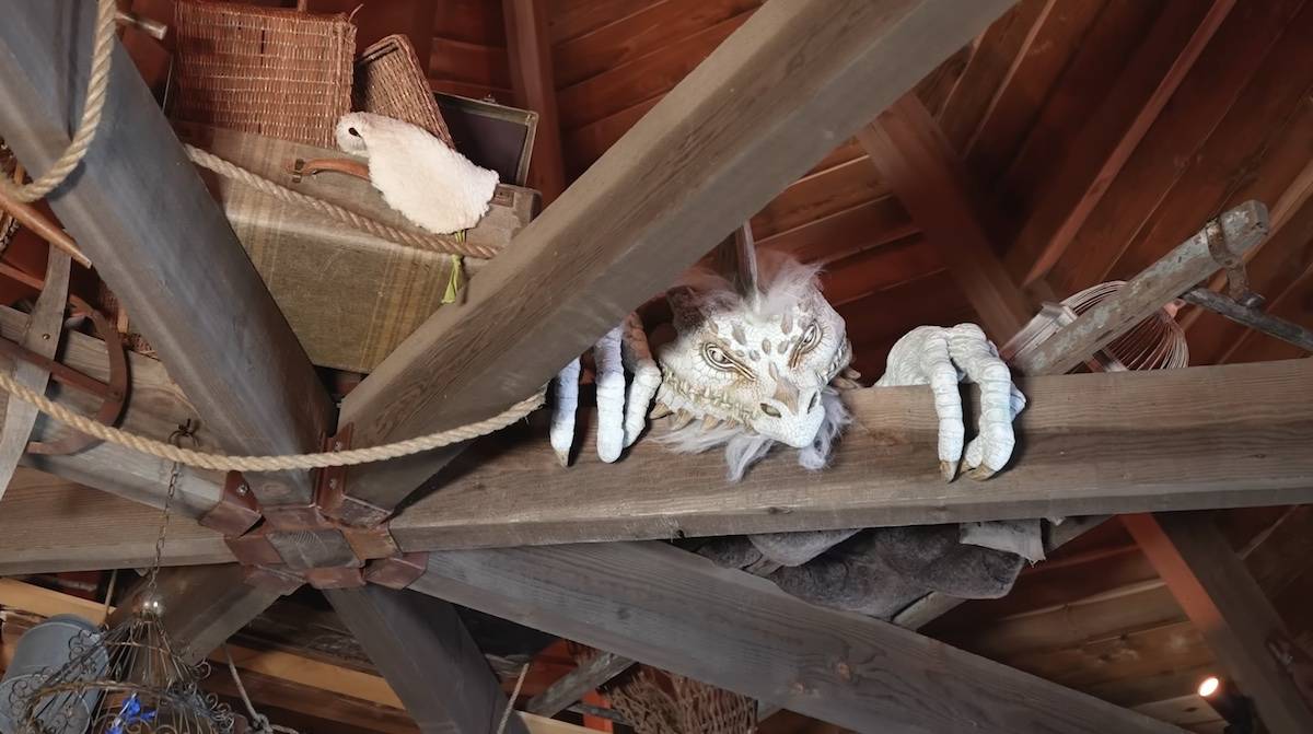 her-hut-is-a-replica-from-harry-potter-the-inside-is-spectacular-12
