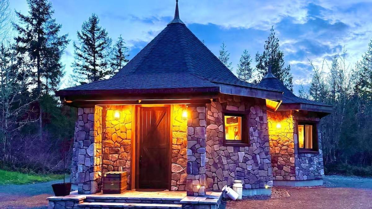 her-hut-is-a-replica-from-harry-potter-the-inside-is-spectacular-13