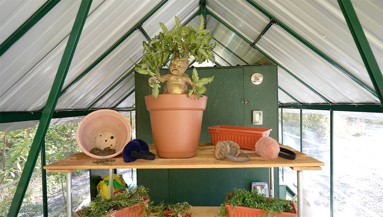 her-hut-is-a-replica-from-harry-potter-the-inside-is-spectacular-15