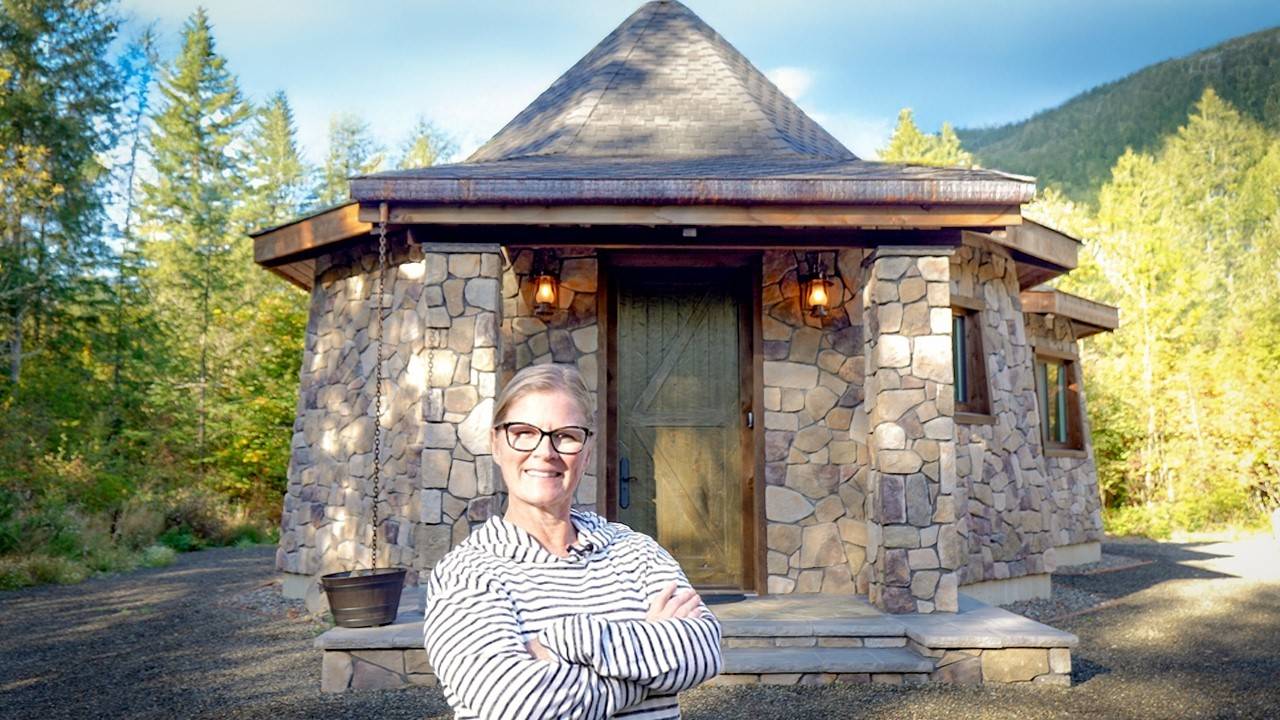 her-hut-is-a-replica-from-harry-potter-the-inside-is-spectacular-2