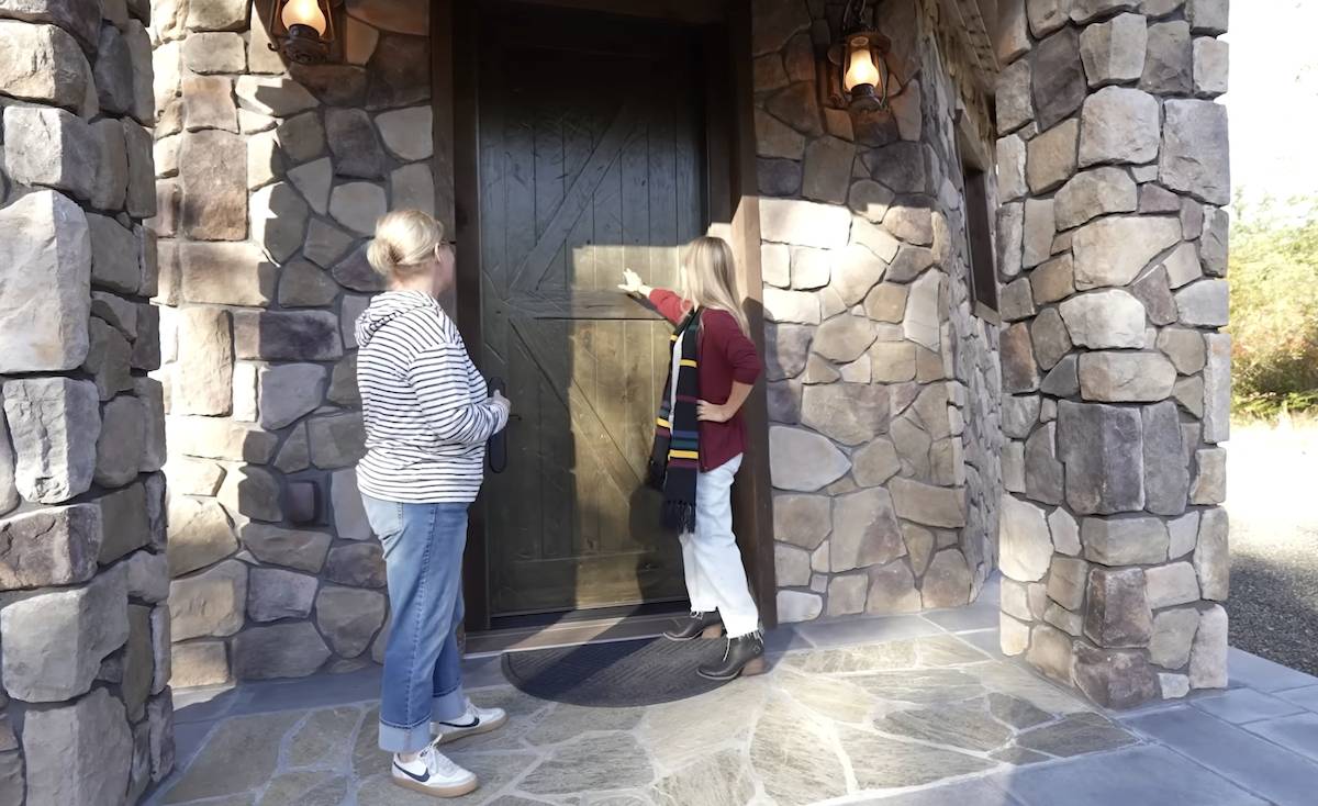 her-hut-is-a-replica-from-harry-potter-the-inside-is-spectacular-3
