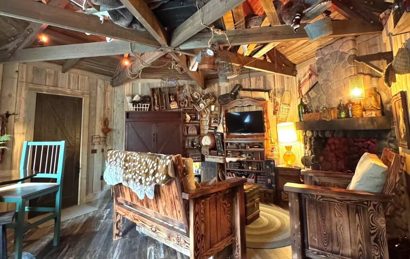 her-hut-is-a-replica-from-harry-potter-the-inside-is-spectacular-4