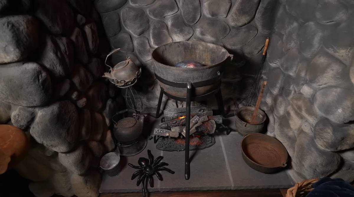 her-hut-is-a-replica-from-harry-potter-the-inside-is-spectacular-5