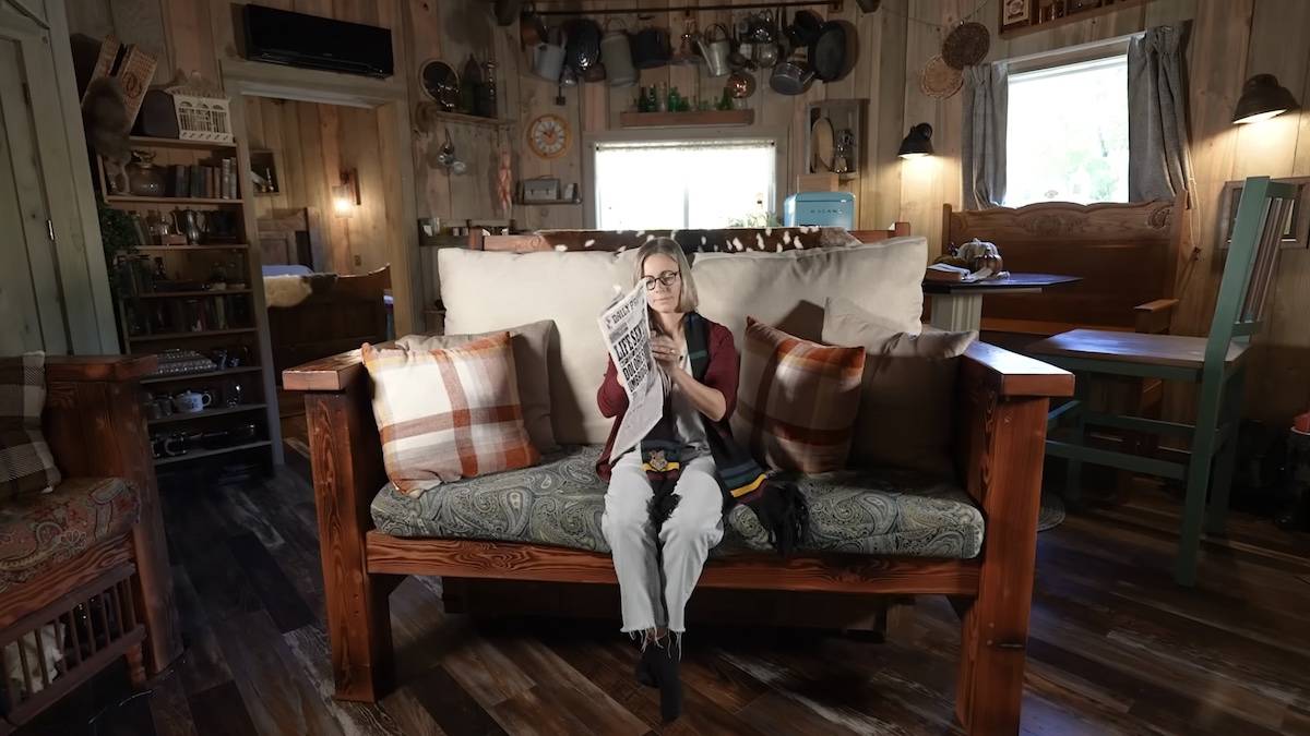 her-hut-is-a-replica-from-harry-potter-the-inside-is-spectacular-6