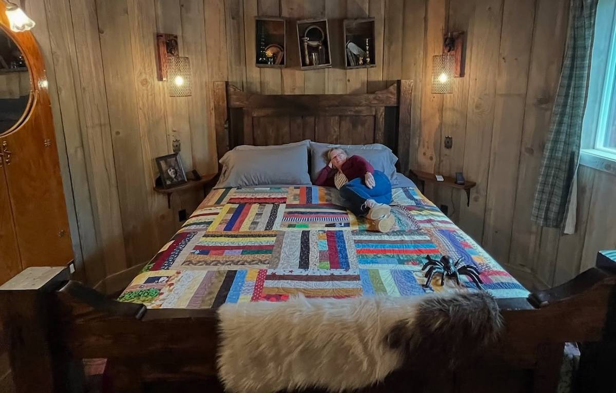 her-hut-is-a-replica-from-harry-potter-the-inside-is-spectacular-7