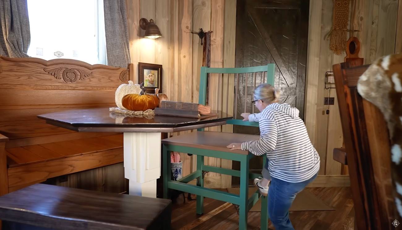 her-hut-is-a-replica-from-harry-potter-the-inside-is-spectacular-9