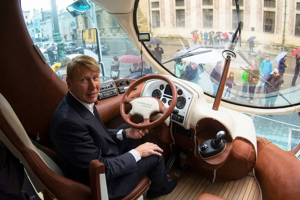 pure-luxury-the-world-s-most-expensive-motorhome-will-take-your-breath-away-de-4