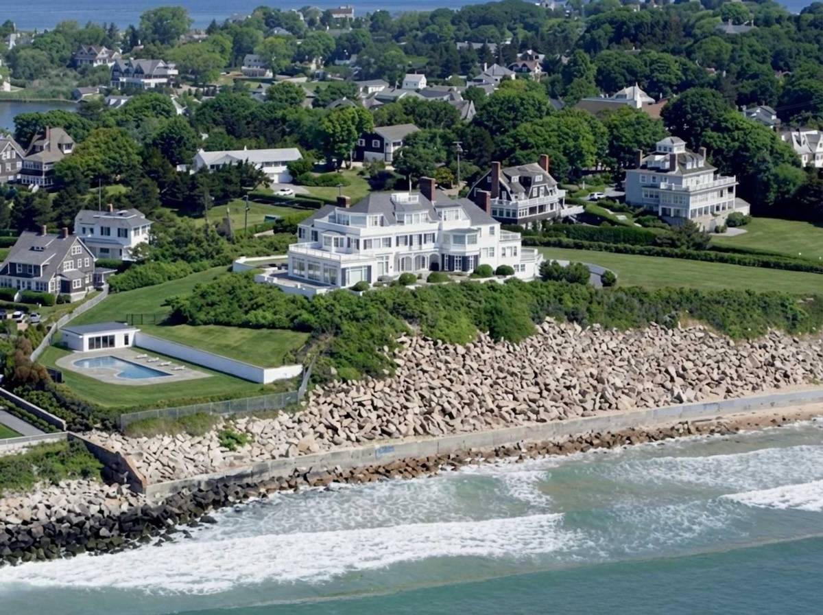 taylor-swift-unveils-her-17-5m-rhode-island-mansion-exclusive-tour-13