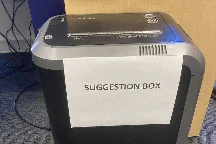 10 Unhinged Signs That Make Perfect Sense And No Sense_11