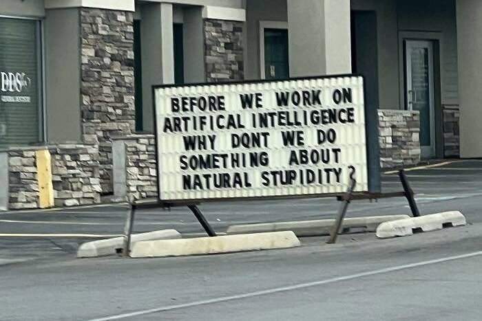 10 Unhinged Signs That Make Perfect Sense And No Sense_5