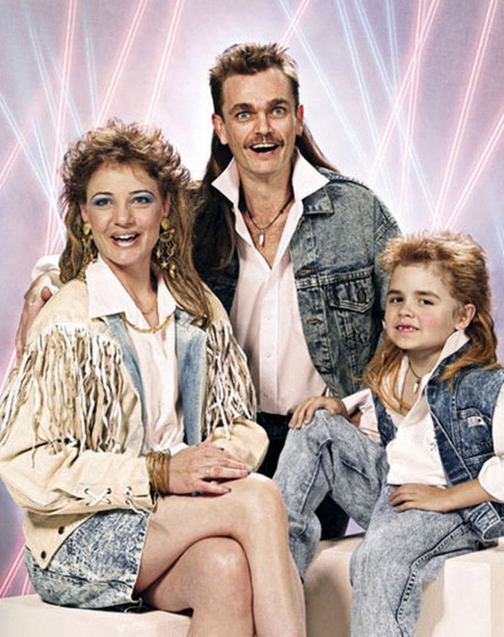 20 Hilariously Awkward Family Photos That'll Make You Cringe_12