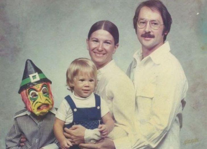 20 Hilariously Awkward Family Photos That'll Make You Cringe_13