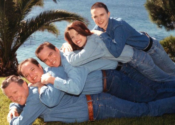 20 Hilariously Awkward Family Photos That'll Make You Cringe_15
