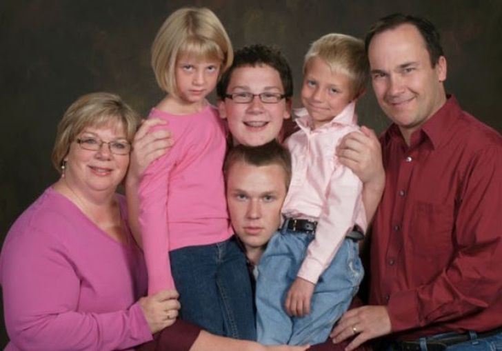 20 Hilariously Awkward Family Photos That'll Make You Cringe_18
