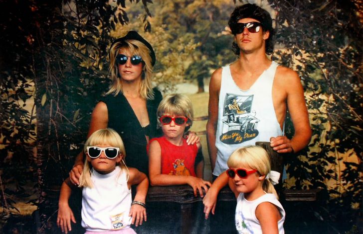 20 Hilariously Awkward Family Photos That'll Make You Cringe_2