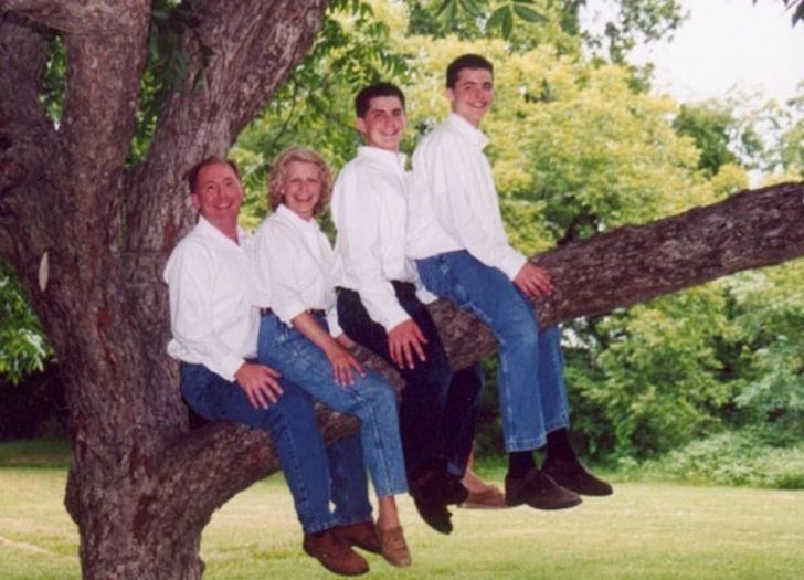 20 Hilariously Awkward Family Photos That'll Make You Cringe_3