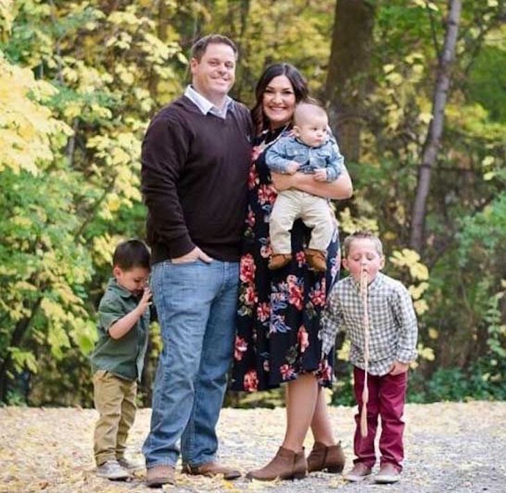 20 Hilariously Awkward Family Photos That'll Make You Cringe_4