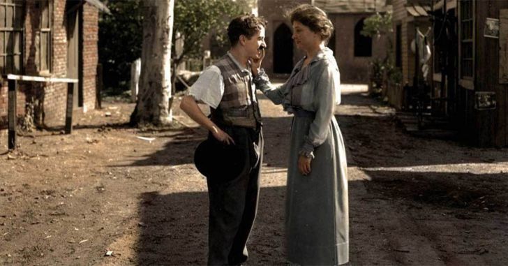 20 Rare Historical Photos Of Celebs Captured More Than Expected_10