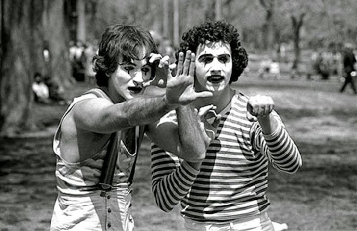 20 Rare Historical Photos Of Celebs Captured More Than Expected_11