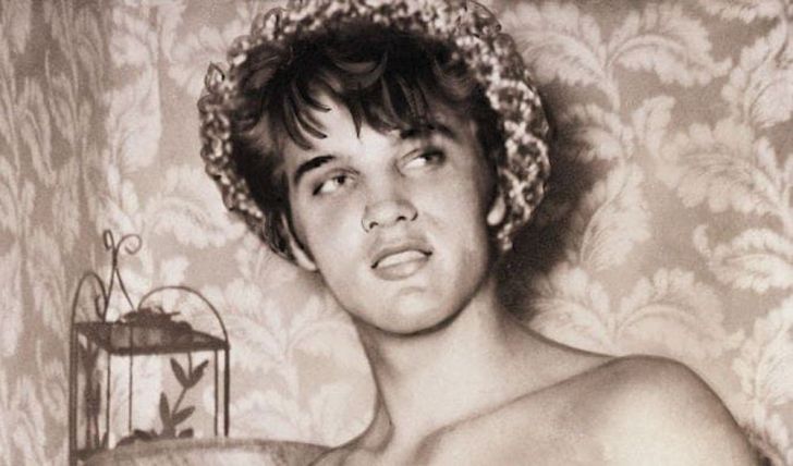 20 Rare Historical Photos Of Celebs Captured More Than Expected_13