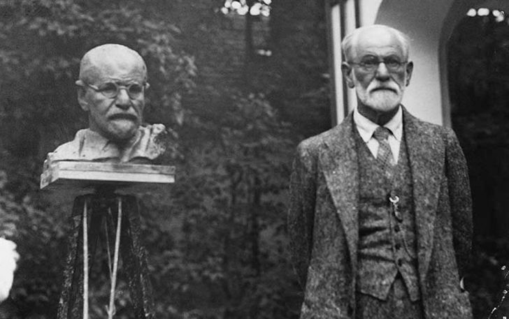 20 Rare Historical Photos Of Celebs Captured More Than Expected_14