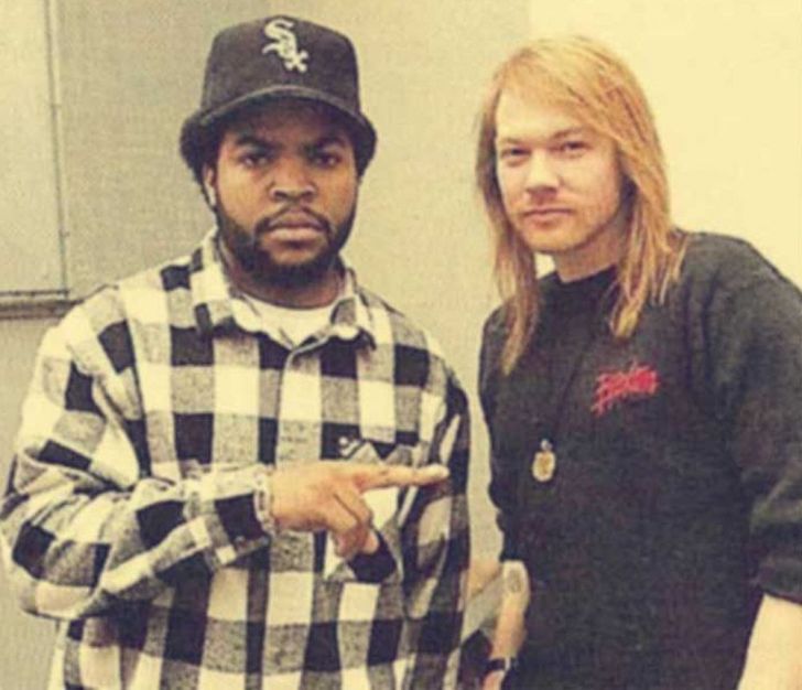 20 Rare Historical Photos Of Celebs Captured More Than Expected_18