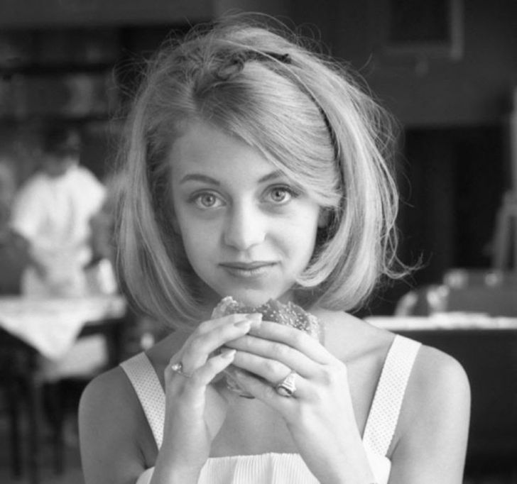 20 Rare Historical Photos Of Celebs Captured More Than Expected_2