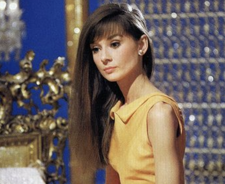 20 Rare Historical Photos Of Celebs Captured More Than Expected_4