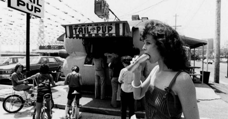 20 Rare Historical Photos Of Celebs Captured More Than Expected_9