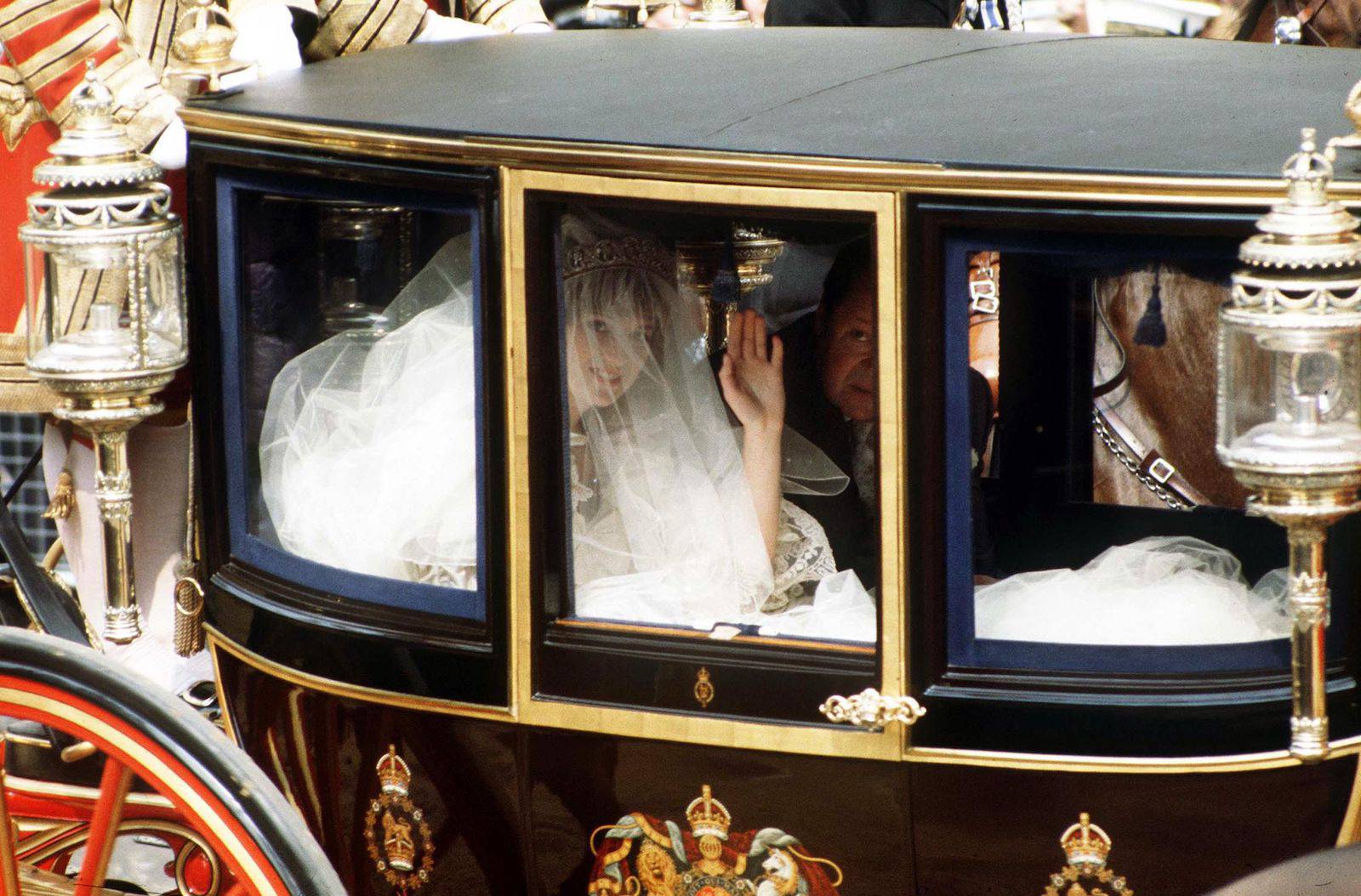 20 Vintage Photos Of Prince Charles And Diana's Wedding You've Never Seen_4