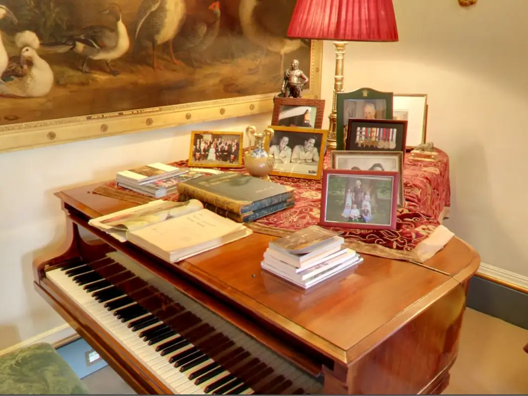 King Charles III And Camilla Finally Let Cameras Inside Their Home, See Inside!_13
