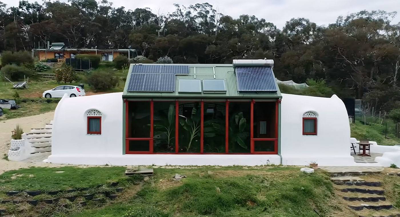 peek-inside-this-artist-couple-s-self-sufficient-dream-home-in-australia-1