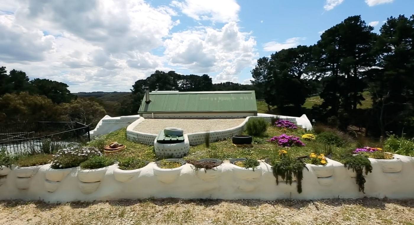 peek-inside-this-artist-couple-s-self-sufficient-dream-home-in-australia-11