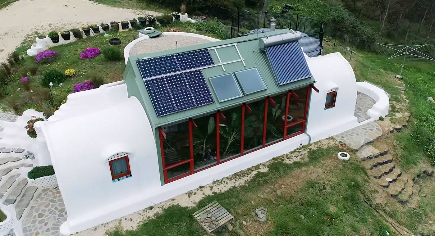 peek-inside-this-artist-couple-s-self-sufficient-dream-home-in-australia-12