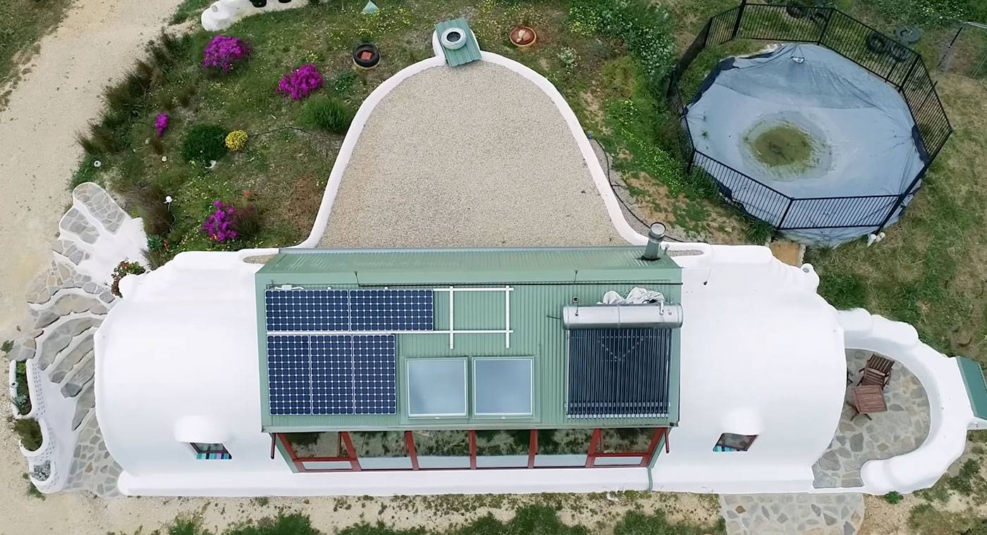 peek-inside-this-artist-couple-s-self-sufficient-dream-home-in-australia-13