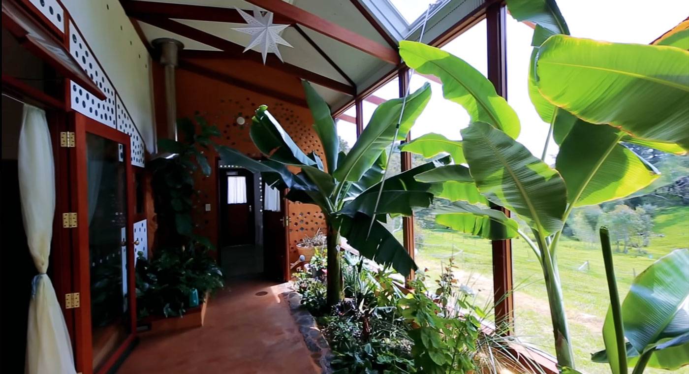 peek-inside-this-artist-couple-s-self-sufficient-dream-home-in-australia-5