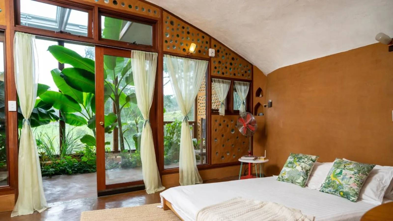 peek-inside-this-artist-couple-s-self-sufficient-dream-home-in-australia-7