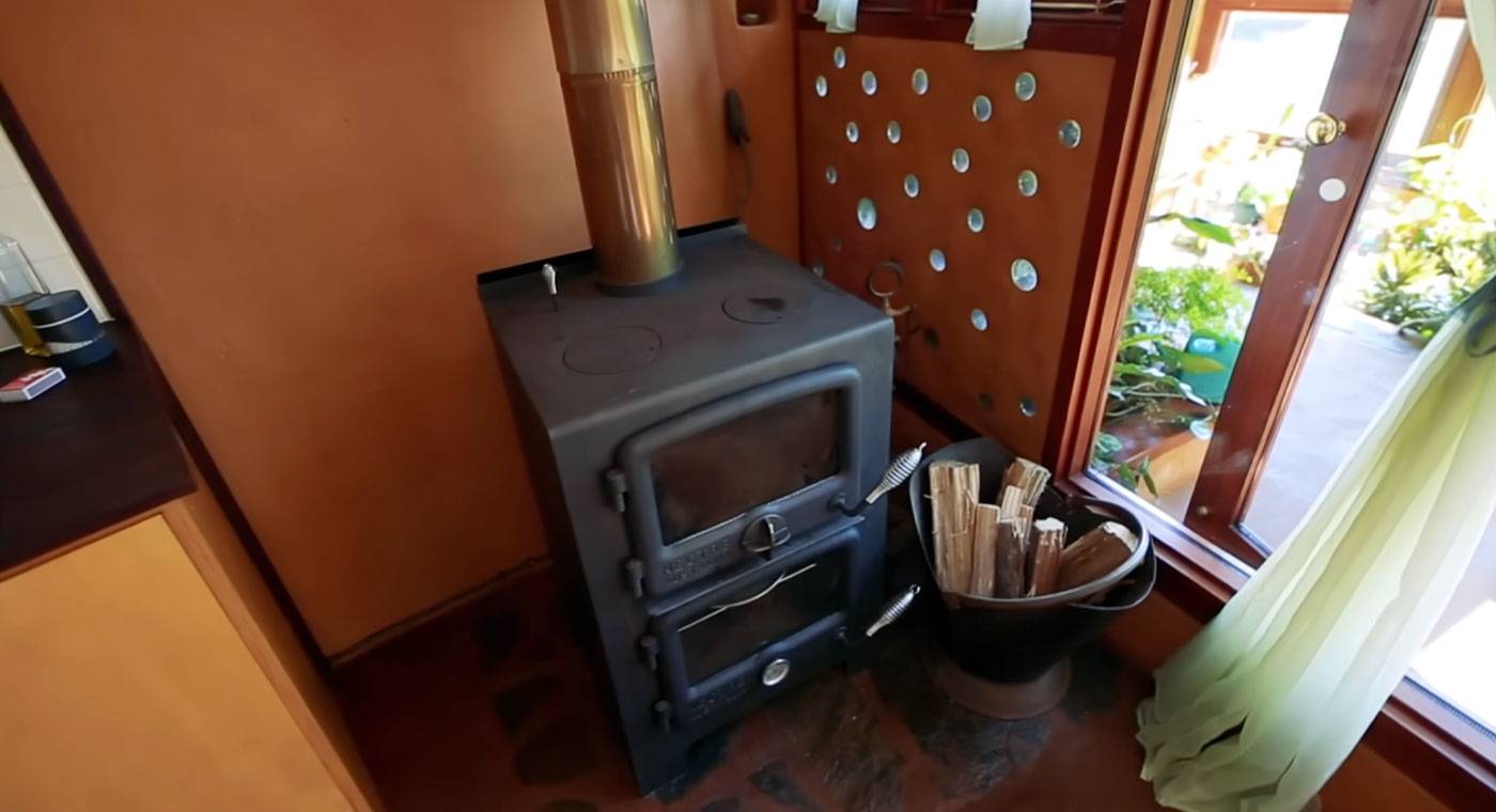 peek-inside-this-artist-couple-s-self-sufficient-dream-home-in-australia-9
