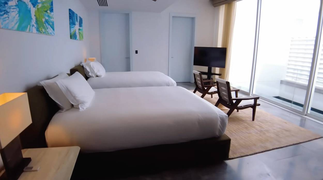 This $15,044/Night Underwater Hotel Is Blowing Up The Internet—See Why_10