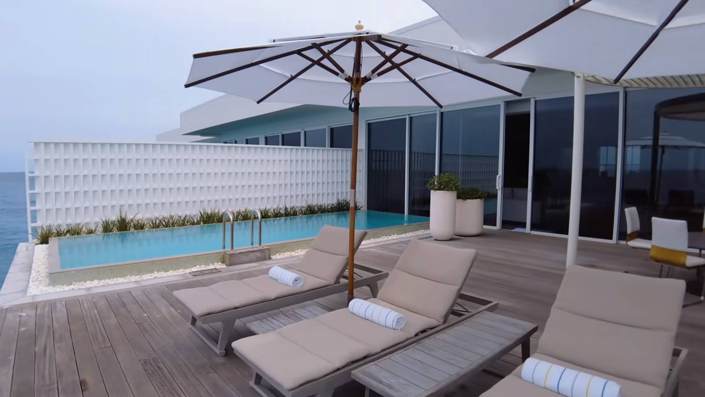 This $15,044/Night Underwater Hotel Is Blowing Up The Internet—See Why_11