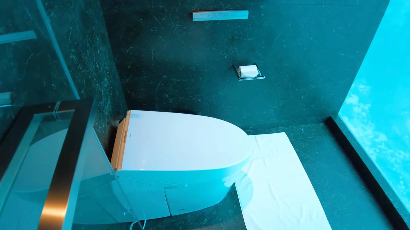 This $15,044/Night Underwater Hotel Is Blowing Up The Internet—See Why_14