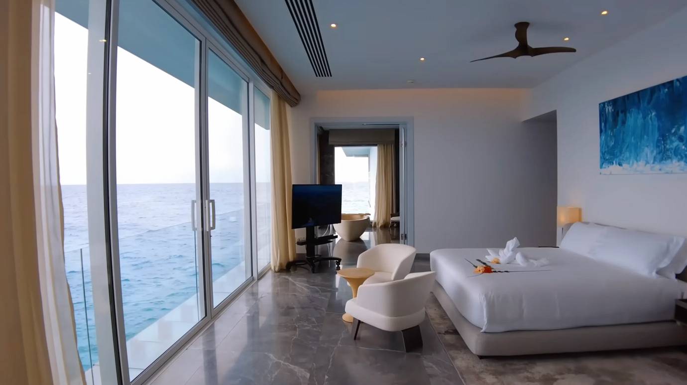 This $15,044/Night Underwater Hotel Is Blowing Up The Internet—See Why_5