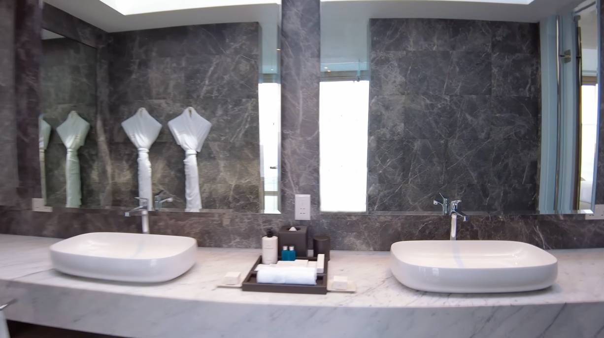 This $15,044/Night Underwater Hotel Is Blowing Up The Internet—See Why_9