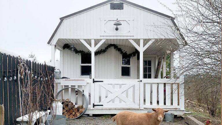 Woman Transforms This Tiny Shed Into A $1.5M Mansion, See Inside!_11